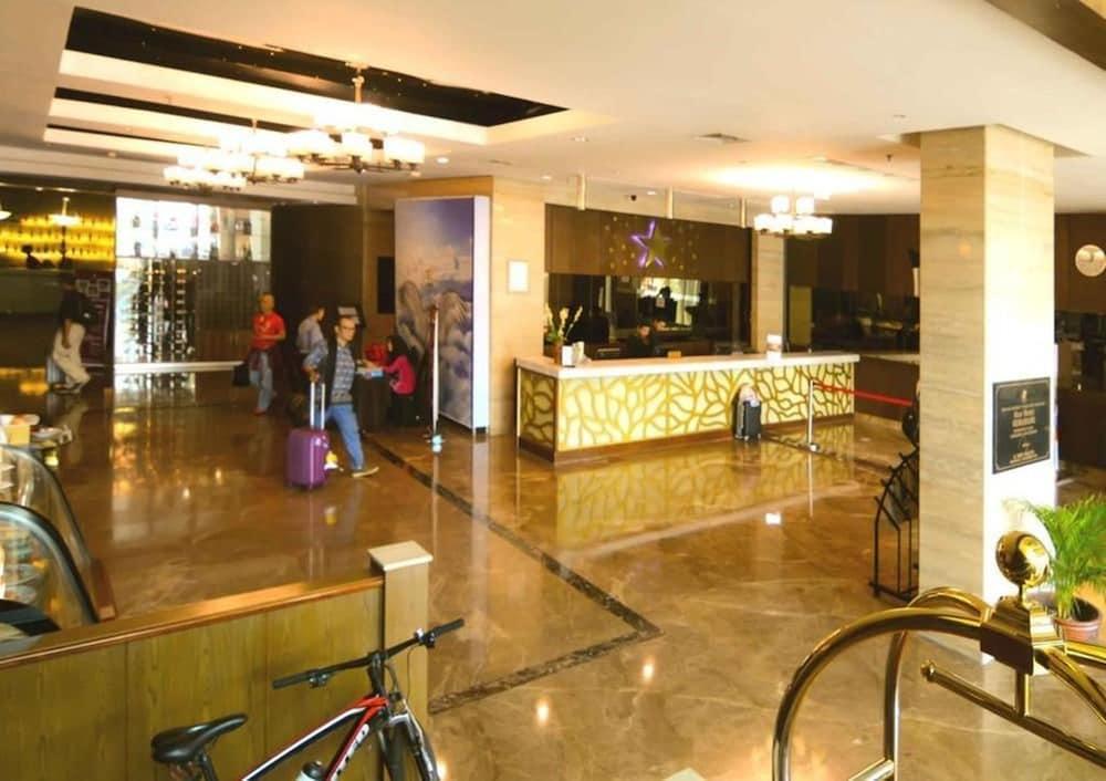 Star Hotel Semarang Exteriör bild